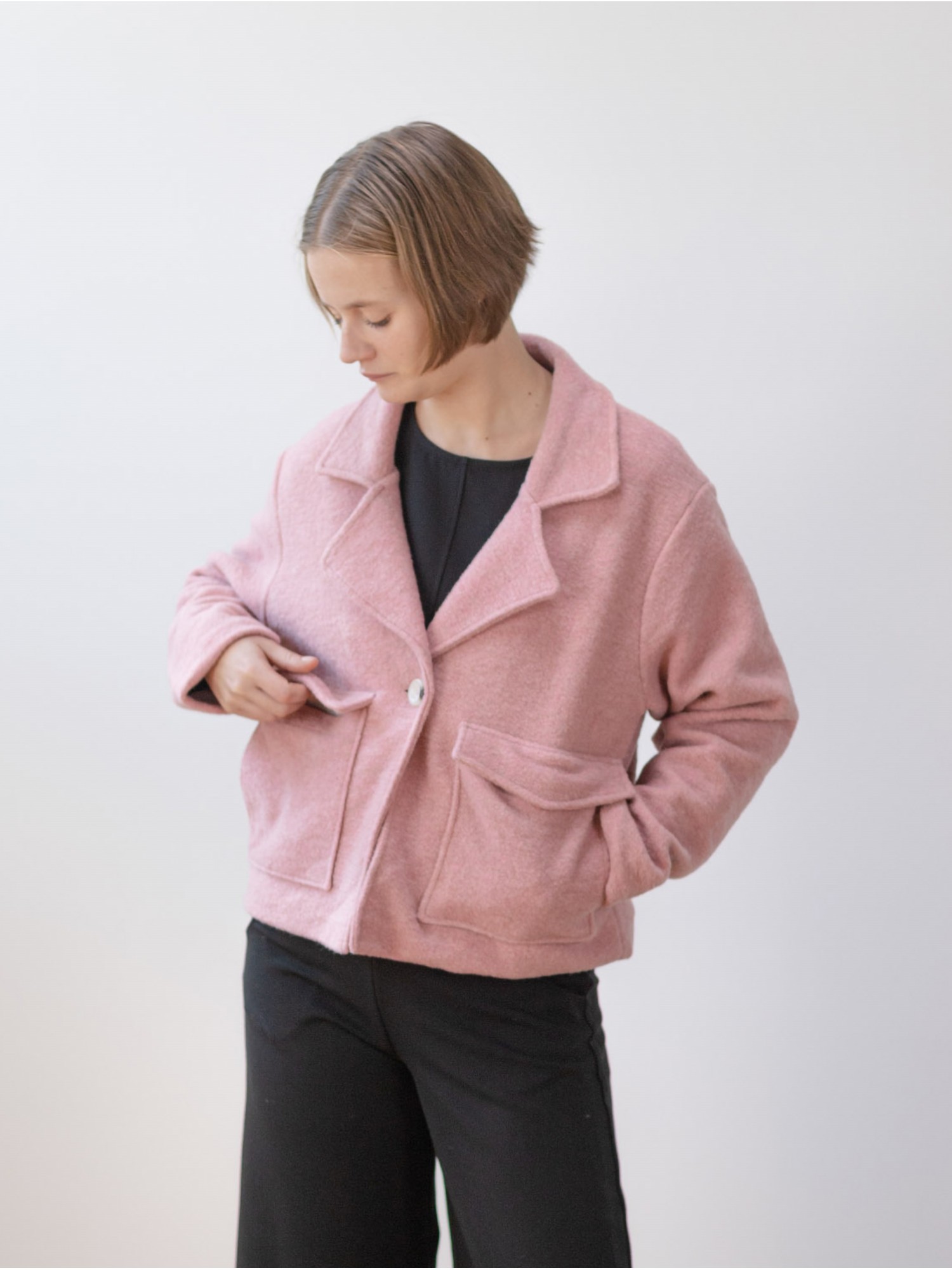 Abrigo corto Cloet. Colección AW23 PAN Producto Básico en candelascloset. Abrigo de mujer en color rosa y oversize.