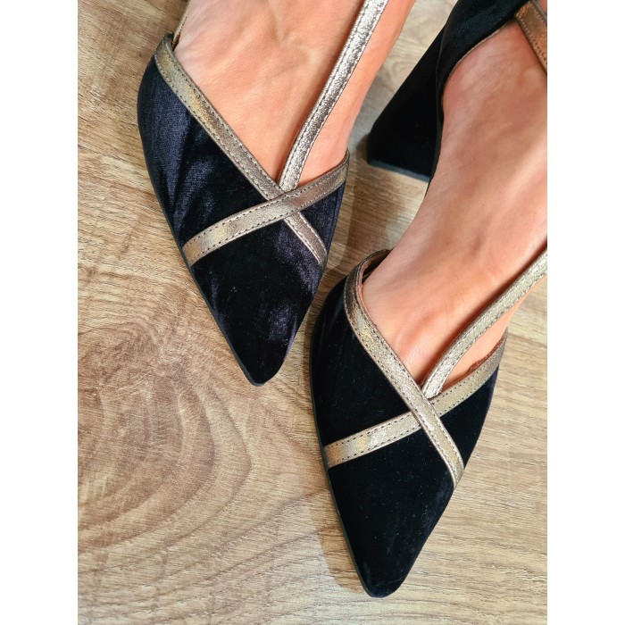 Zapato de mujer Linsay. AW23 Calzado mujer candelascloset. De piel aterciopelado negro. Tacón alto. Marca Marian. Made in Spain.