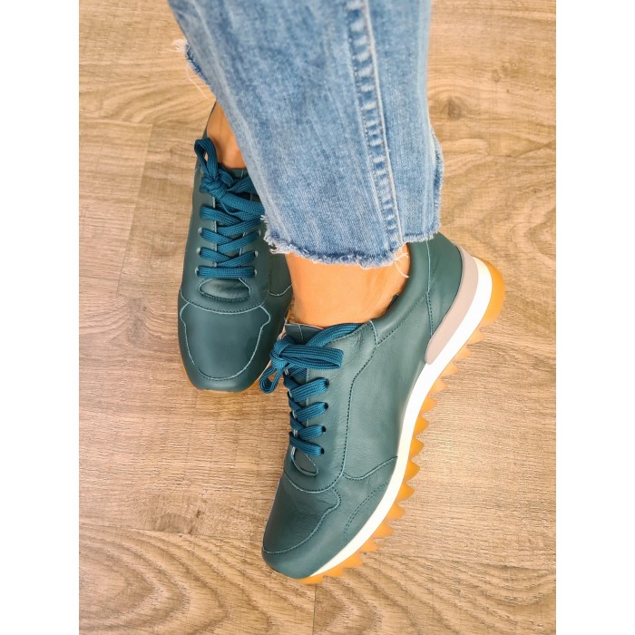Sneaker Vela. AW23 Calzado mujer candelascloset. Deportiva de piel verde, cordones y suela dentada. Marca Kess. Made in Spain.