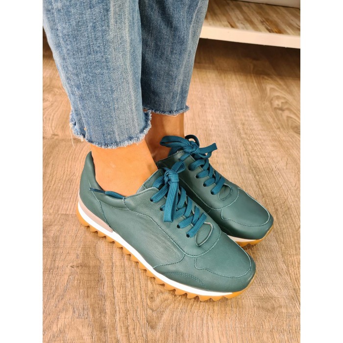 Sneaker Vela. AW23 Calzado mujer candelascloset. Deportiva de piel verde, cordones y suela dentada. Marca Kess. Made in Spain.
