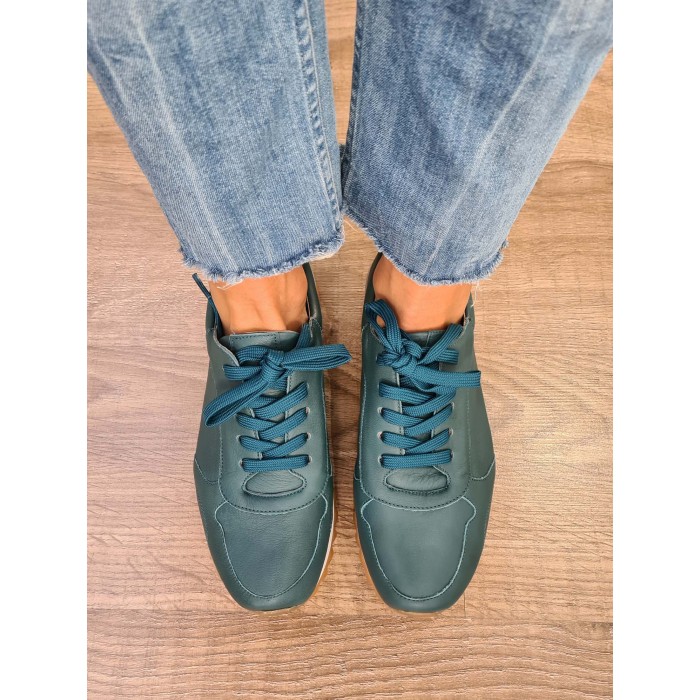 Sneaker Vela. AW23 Calzado mujer candelascloset. Deportiva de piel verde, cordones y suela dentada. Marca Kess. Made in Spain.
