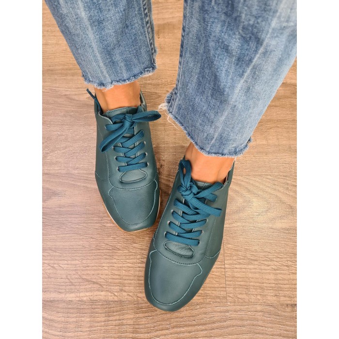 Sneaker Vela. AW23 Calzado mujer candelascloset. Deportiva de piel verde, cordones y suela dentada. Marca Kess. Made in Spain.