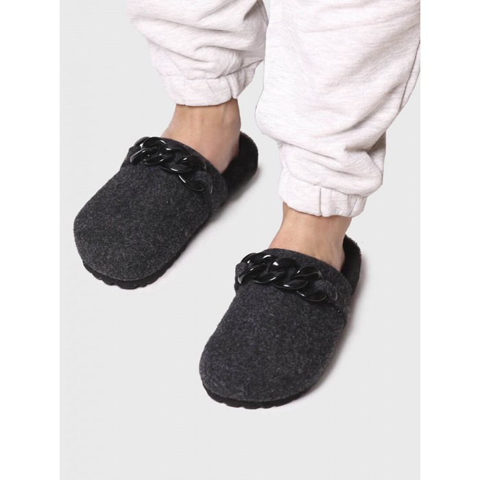 Slipper Leia. AW23 Calzado mujer candelascloset. Zapatilla de casa en fieltro y adorno cadena. Marca Toni Pons. Made in Spain.
