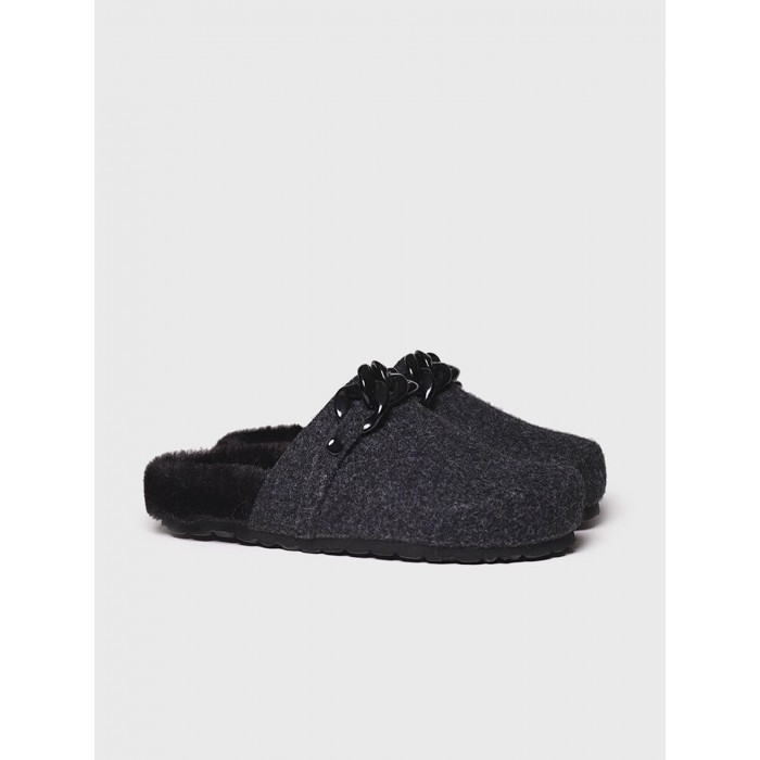Slipper Leia. AW23 Calzado mujer candelascloset. Zapatilla de casa en fieltro y adorno cadena. Marca Toni Pons. Made in Spain.