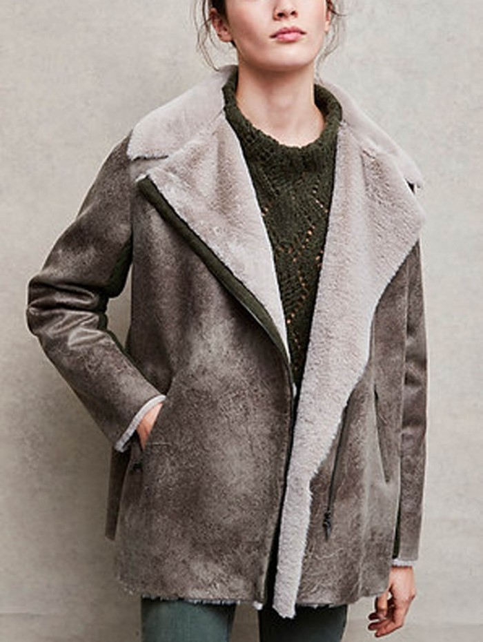 Abrigo Mirra. Colección AW23 AMS Pure en candelascloset. Tejido imitación cuero color caqui y forro borreguito para mujer.