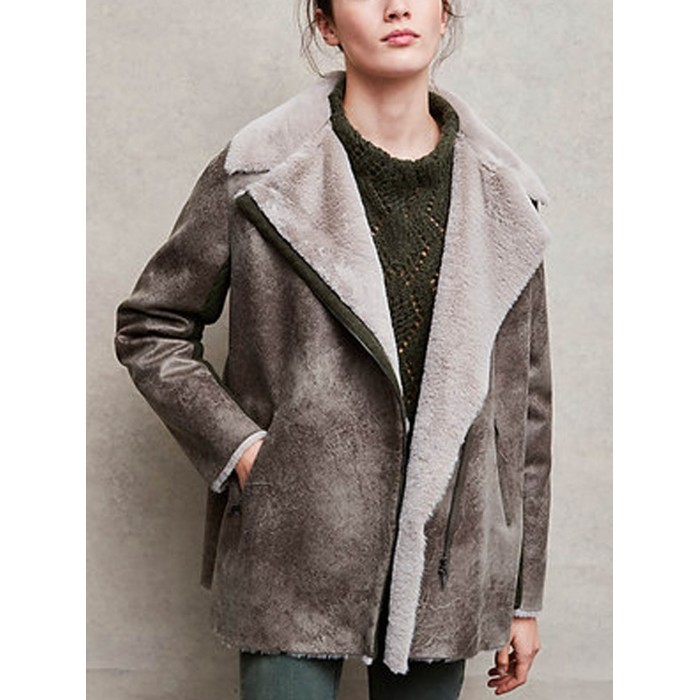 Abrigo Mirra. Colección AW23 AMS Pure en candelascloset. Tejido imitación cuero color caqui y forro borreguito para mujer.