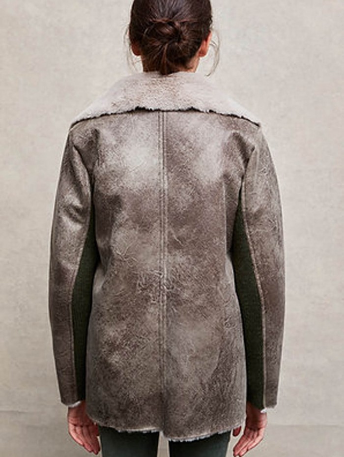 Abrigo Mirra. Colección AW23 AMS Pure en candelascloset. Tejido imitación cuero color caqui y forro borreguito para mujer. 2