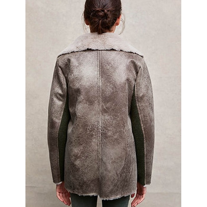 Abrigo Mirra. Colección AW23 AMS Pure en candelascloset. Tejido imitación cuero color caqui y forro borreguito para mujer.