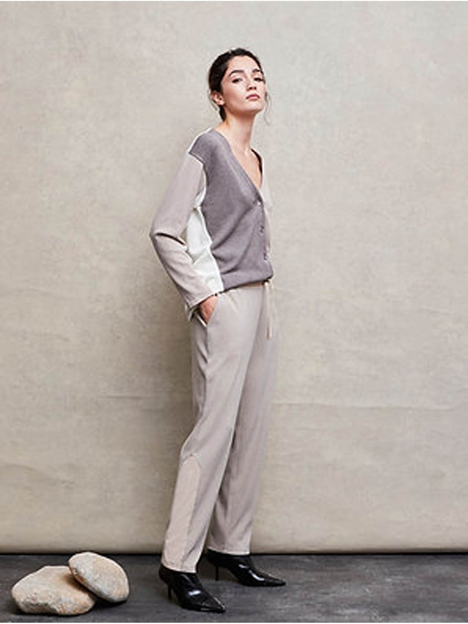 Pantalón largo Midas. Colección AW23 AMS Pure en candelascloset. Tejido mezcla modal color beige y cintura elástica para mujer.