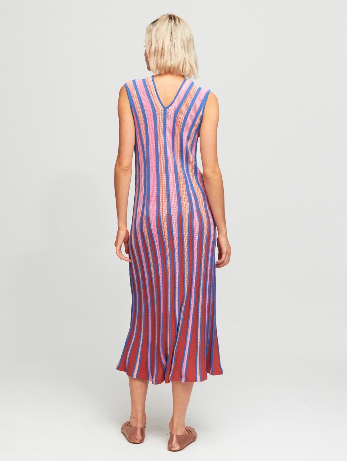 Vestido midi Oden. Colección SS24 Aldo Martins en candelascloset. Tejido de punto a rayas y efecto plisado para mujer. 2
