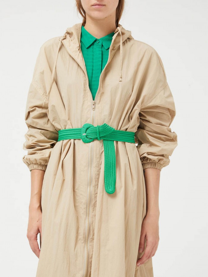 Cinturón trenzado de mujer. Accesorios SS24 Compañía Fantástica en candelascloset. Tejido trenzado verde y hebilla para cierre.