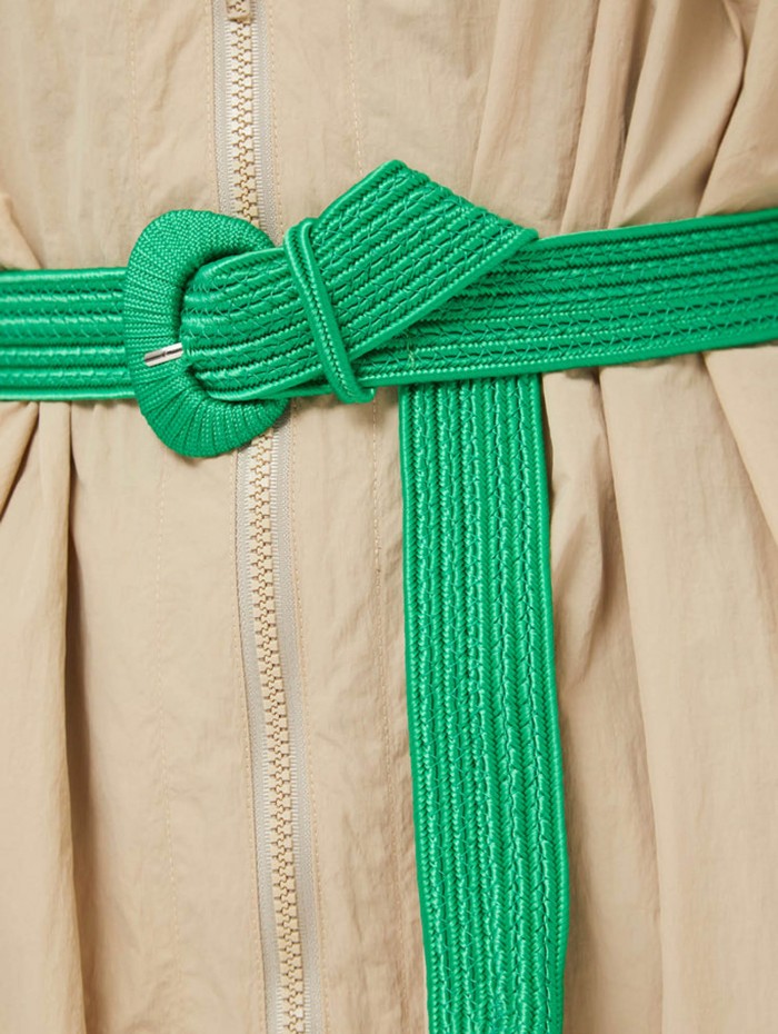 Cinturón trenzado de mujer. Accesorios SS24 Compañía Fantástica en candelascloset. Tejido trenzado verde y hebilla para cierre. 2