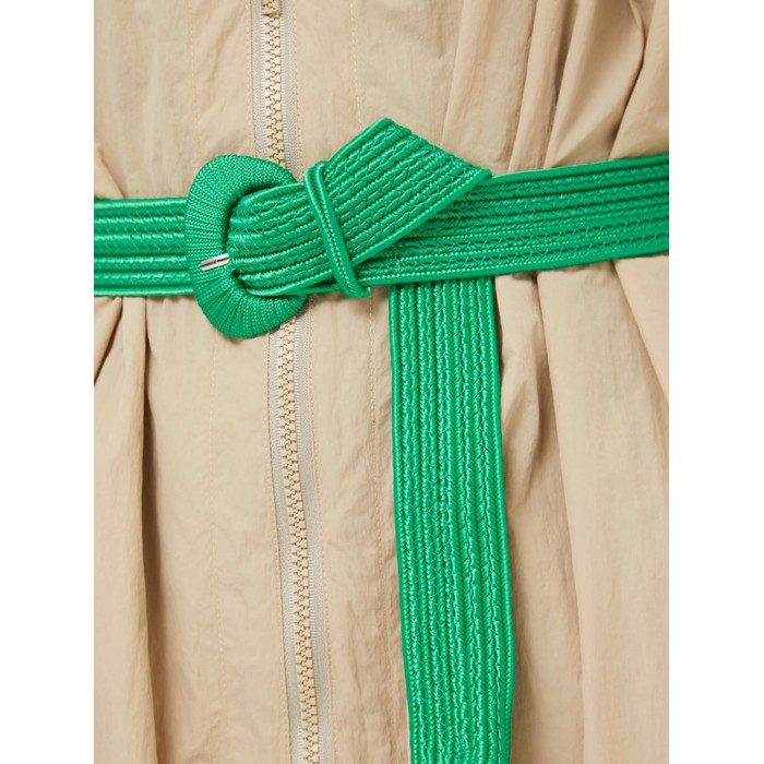 Cinturón trenzado de mujer. Accesorios SS24 Compañía Fantástica en candelascloset. Tejido trenzado verde y hebilla para cierre.