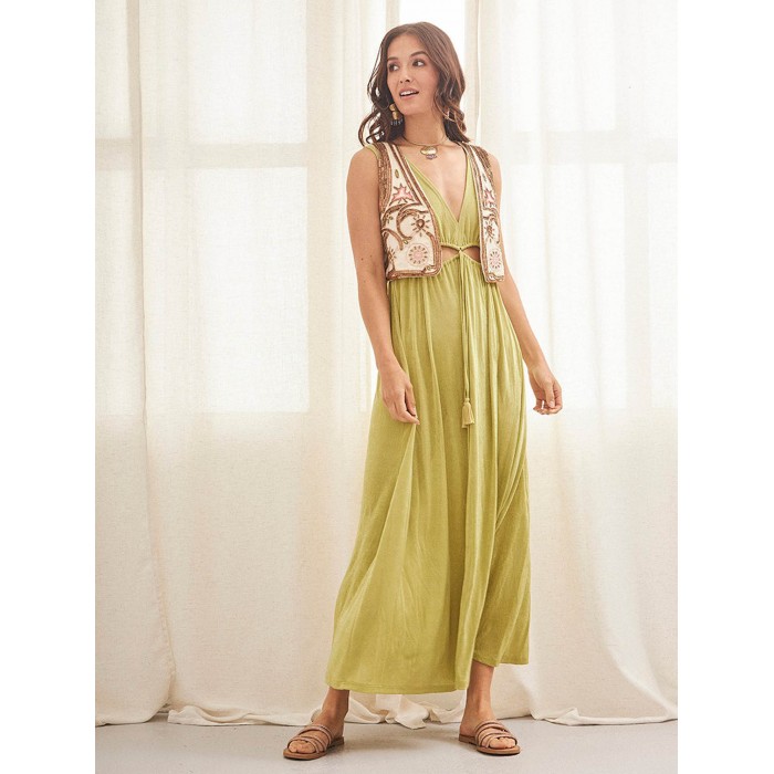 Vestido largo de mujer Zuri. Colección SS24 NKN Nekane en candelascloset. Color verde con cut out en cintura y escote en V.