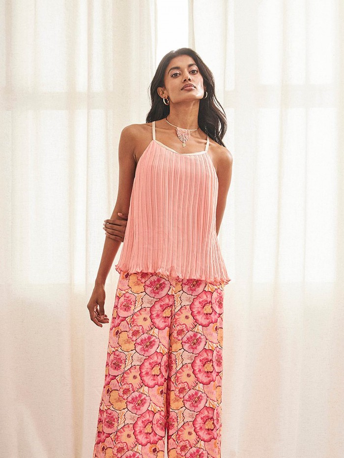 Top de mujer Pleat. Colección SS24 NKN Nekane en candelascloset. Color rosa en tejido plisado, cuello redondo y tirantes finos.