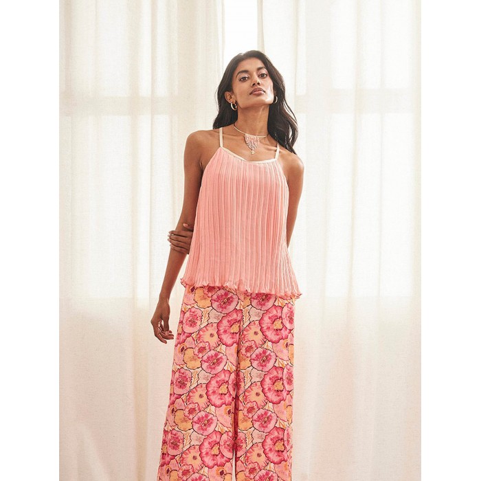 Top de mujer Pleat. Colección SS24 NKN Nekane en candelascloset. Color rosa en tejido plisado, cuello redondo y tirantes finos.