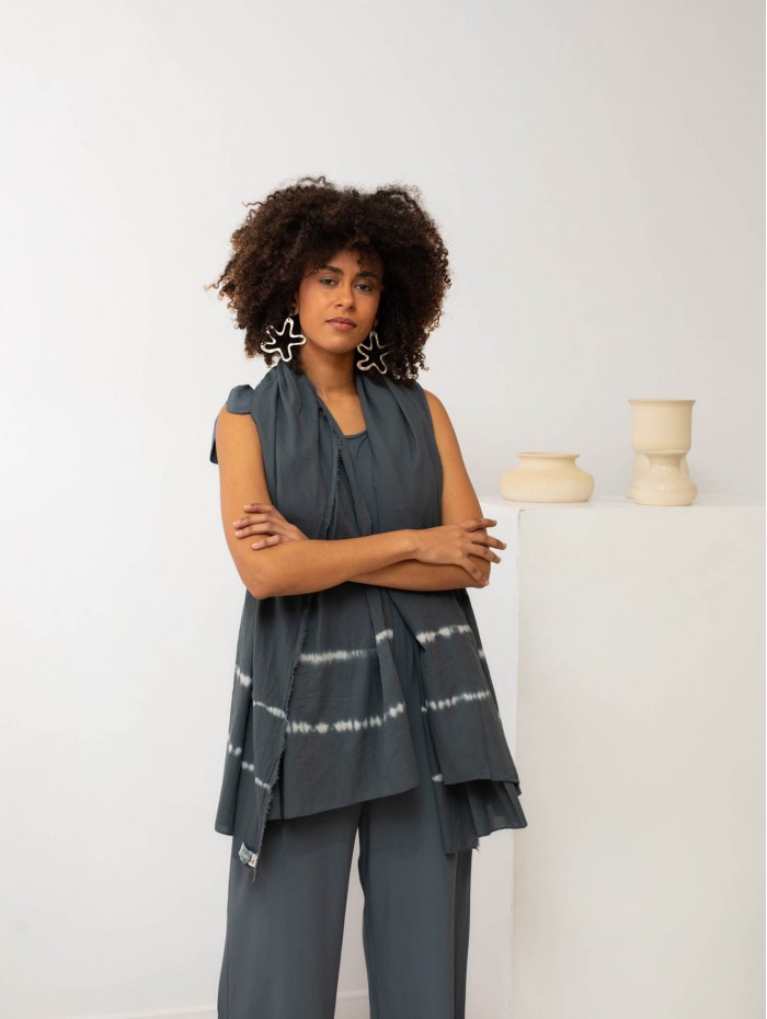 Fular de mujer Study. Accesorios SS24 Poems BCN en candelascloset. Tejido 100% algodón antracita con doble raya estampada blanca