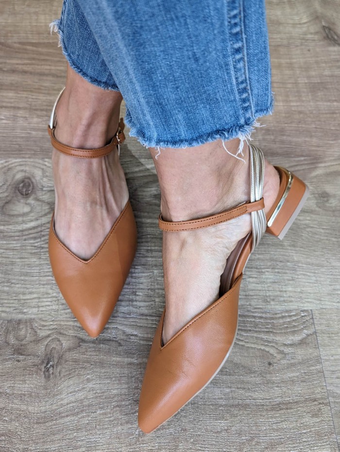 Zapato de mujer Junos. Calzado SS24 en candelascloset. Piel marrón y tira metálica talón. Cierre hebilla. Made in Spain.