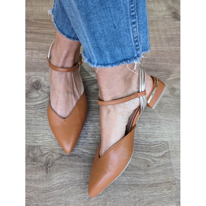 Zapato de mujer Junos. Calzado SS24 en candelascloset. Piel marrón y tira metálica talón. Cierre hebilla. Made in Spain.
