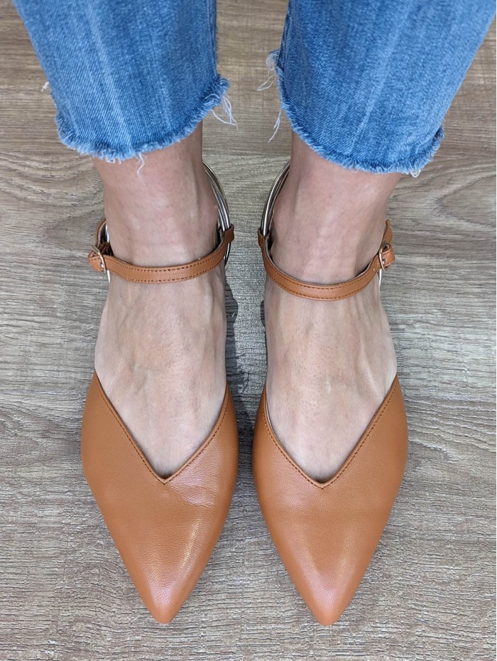 Zapato de mujer Junos. Calzado SS24 en candelascloset. Piel marrón y tira metálica talón. Cierre hebilla. Made in Spain. 2