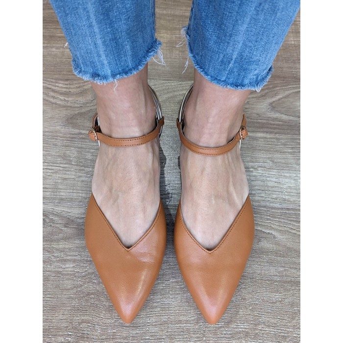 Zapato de mujer Junos. Calzado SS24 en candelascloset. Piel marrón y tira metálica talón. Cierre hebilla. Made in Spain.