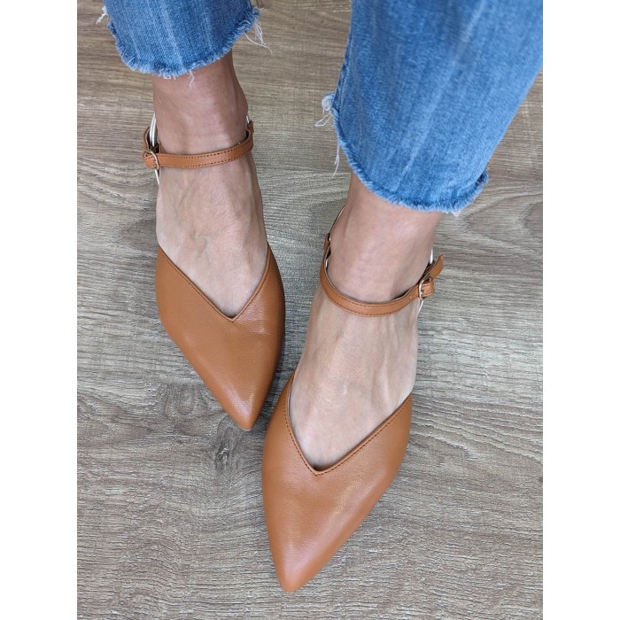 Zapato de mujer Junos. Calzado SS24 en candelascloset. Piel marrón y tira metálica talón. Cierre hebilla. Made in Spain.