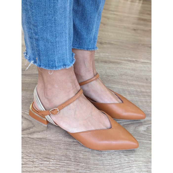Zapato de mujer Junos. Calzado SS24 en candelascloset. Piel marrón y tira metálica talón. Cierre hebilla. Made in Spain.