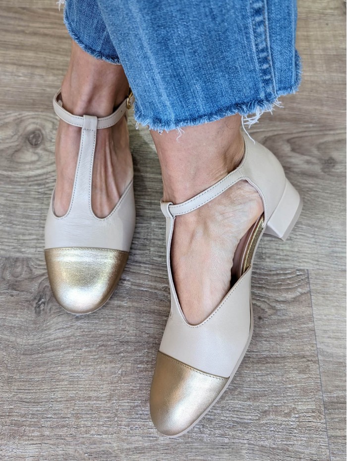 Zapato de salón mujer Denisa. Calzado SS24 en candelascloset. Tacón bajo. Piel color beige y puntera dorada. Made in Spain.
