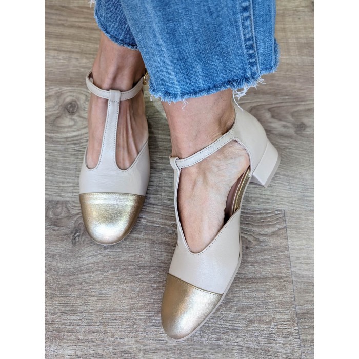Zapato de salón mujer Denisa. Calzado SS24 en candelascloset. Tacón bajo. Piel color beige y puntera dorada. Made in Spain.