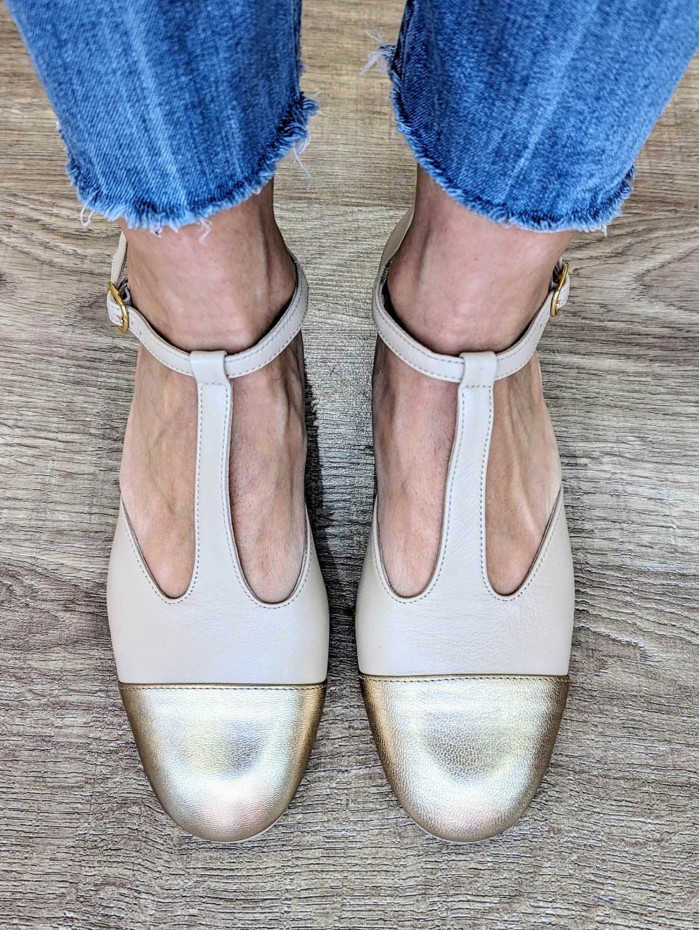 Zapato de salón mujer Denisa. Calzado SS24 en candelascloset. Tacón bajo. Piel color beige y puntera dorada. Made in Spain. 2