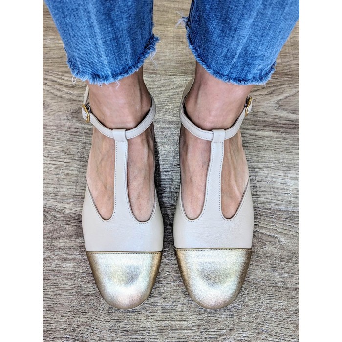 Zapato de salón mujer Denisa. Calzado SS24 en candelascloset. Tacón bajo. Piel color beige y puntera dorada. Made in Spain.
