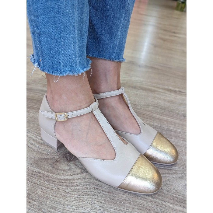 Zapato de salón mujer Denisa. Calzado SS24 en candelascloset. Tacón bajo. Piel color beige y puntera dorada. Made in Spain.