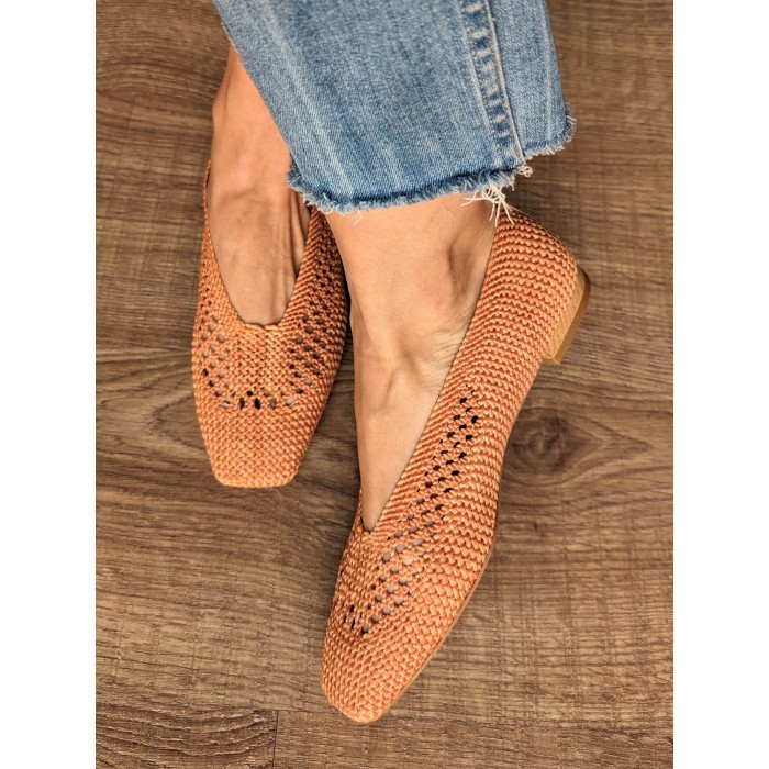 Bailarina Maika sand. Calzado SS24 en candelascloset. Bailarina de rafia trenzada arena con puntera cuadrada. Made in Spain