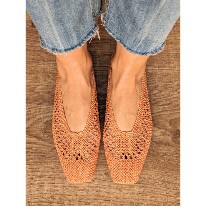 Bailarina Maika sand. Calzado SS24 en candelascloset. Bailarina de rafia trenzada arena con puntera cuadrada. Made in Spain