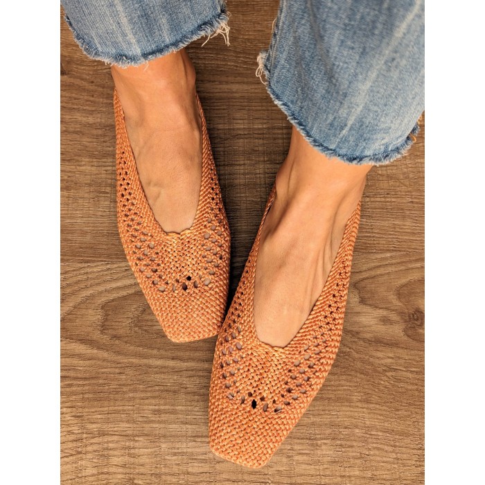 Bailarina Maika sand. Calzado SS24 en candelascloset. Bailarina de rafia trenzada arena con puntera cuadrada. Made in Spain
