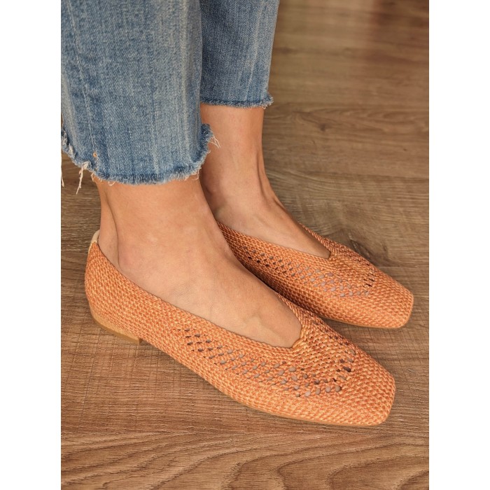 Bailarina Maika sand. Calzado SS24 en candelascloset. Bailarina de rafia trenzada arena con puntera cuadrada. Made in Spain