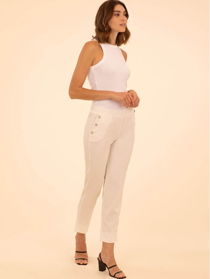 Pantalón pitillo blanco de mujer. Colección SS24 Anna Mora en candelascloset. Cintura elástica y botones decorativos.