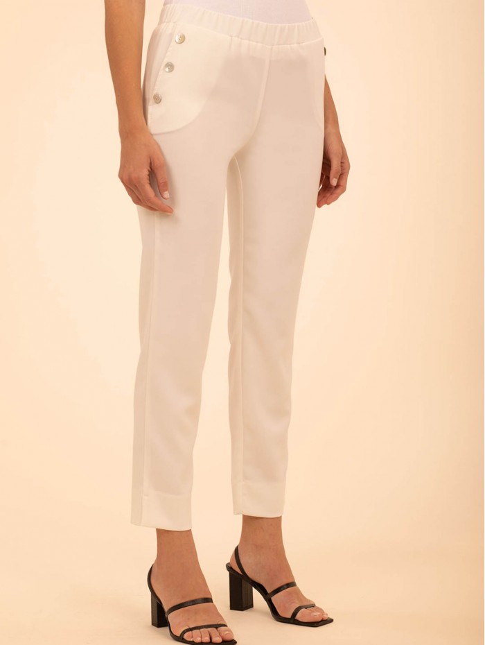 Pantalón pitillo blanco de mujer. Colección SS24 Anna Mora en candelascloset. Cintura elástica y botones decorativos. 2
