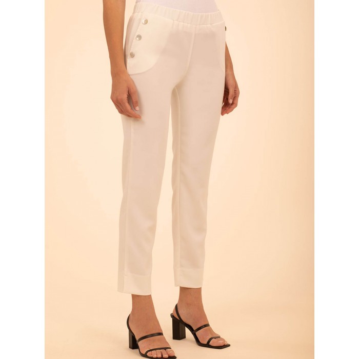 Pantalón pitillo blanco de mujer. Colección SS24 Anna Mora en candelascloset. Cintura elástica y botones decorativos.