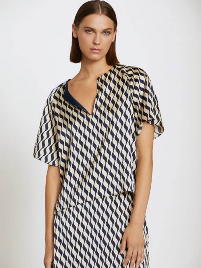 Blusa de mujer Narges. Colección SS24 Skatïe en candelascloset. Tejido satinado reciclado y estampado ondas.