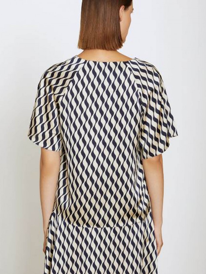 Blusa de mujer Narges. Colección SS24 Skatïe en candelascloset. Tejido satinado reciclado y estampado ondas. 2