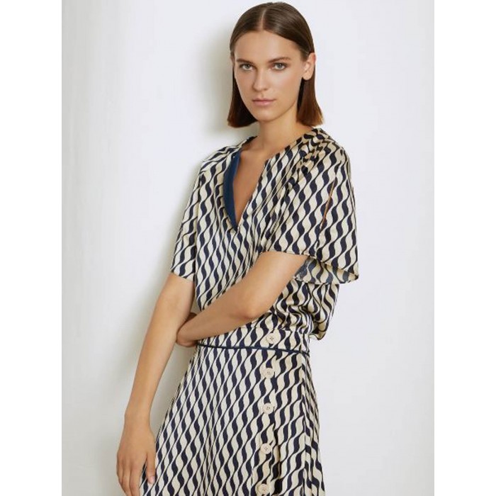 Blusa de mujer Narges. Colección SS24 Skatïe en candelascloset. Tejido satinado reciclado y estampado ondas.