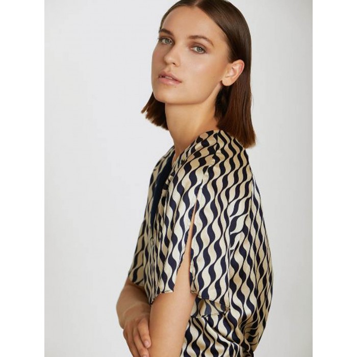 Blusa de mujer Narges. Colección SS24 Skatïe en candelascloset. Tejido satinado reciclado y estampado ondas.