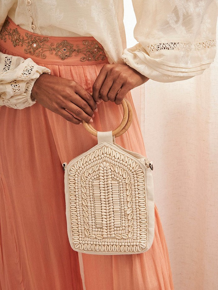 Bolso de mujer Asa. Accesorios SS24 NKN Nekane en candelascloset. Bordado de conchas. Asa madera. Cierre cremallera e imán.