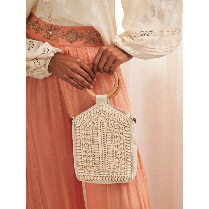 Bolso de mujer Asa. Accesorios SS24 NKN Nekane en candelascloset. Bordado de conchas. Asa madera. Cierre cremallera e imán.