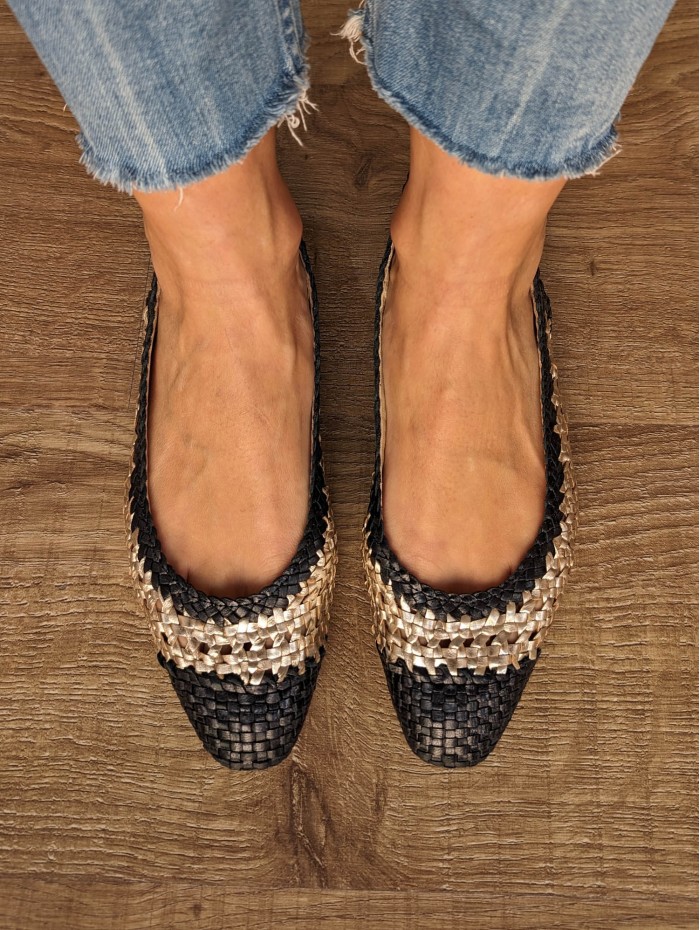 Bailarina de mujer Ashlyn gold. Calzado SS24 Kess en candelascloset. Piel trenzada negro y oro metalizado. Made in Spain. 2