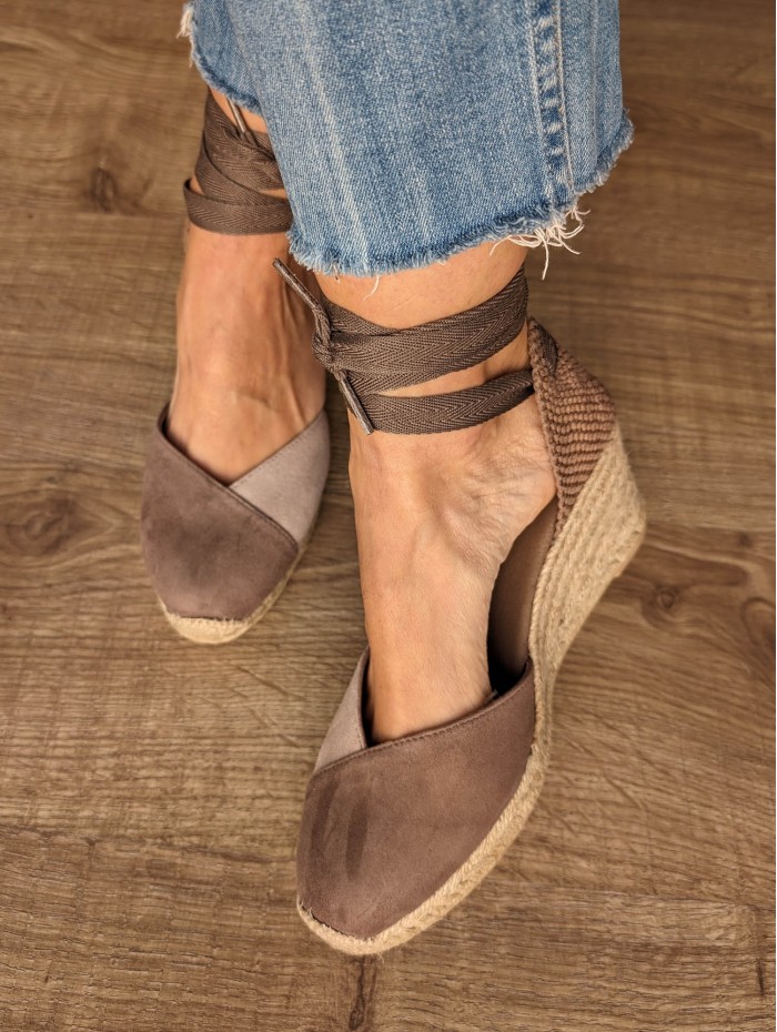 Cuña Pocahontas grey. Calzado SS24 en candelascloset. Alpargata de cuña alta en yute y piel ante bicolor. Made in Spain.