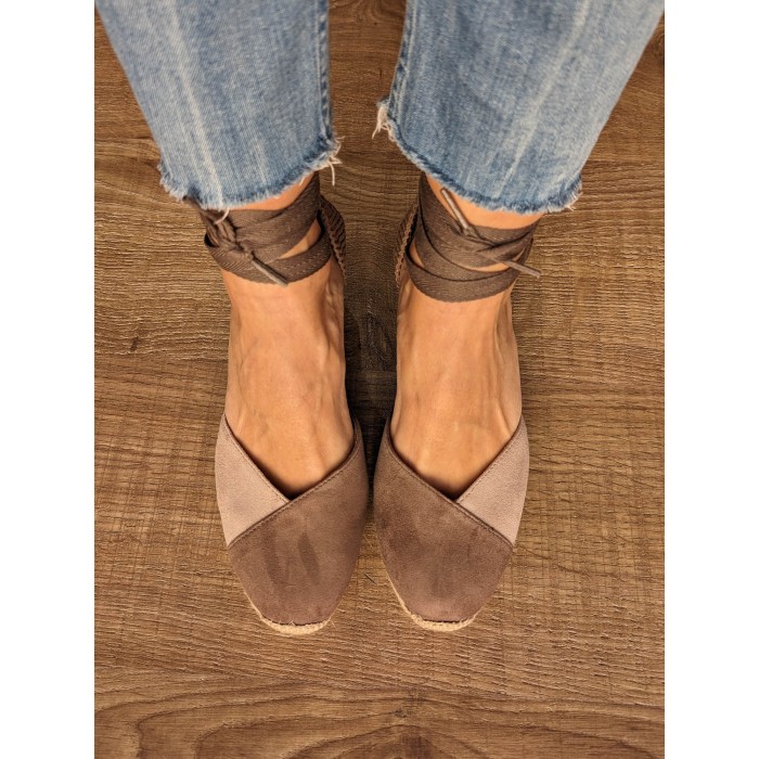 Cuña Pocahontas grey. Calzado SS24 en candelascloset. Alpargata de cuña alta en yute y piel ante bicolor. Made in Spain.