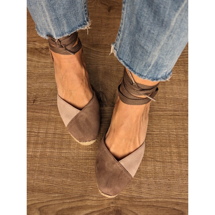 Cuña Pocahontas grey. Calzado SS24 en candelascloset. Alpargata de cuña alta en yute y piel ante bicolor. Made in Spain.