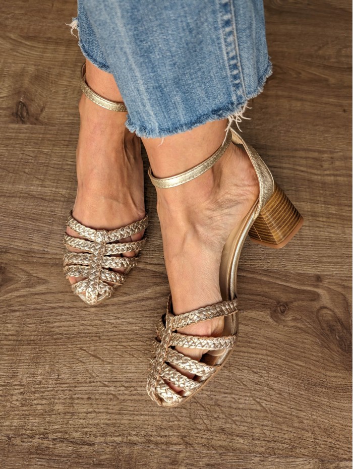 Sandalia de mujer Cinderella gold. Calzado SS24 Kess en candelascloset. Piel trenzada oro metalizado. Tacón alto. Made in Spain.